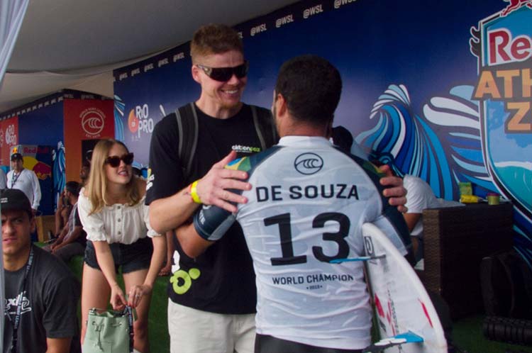Rafael Krentz e Adriano de Souza após bateria durante o 2019 WSL Oi Rio Pro, Saquarema, Brasil.