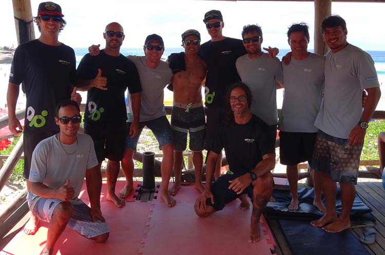 Adriano de Souza e equipe reunida na etapa Joaquina do Circuito ADS 2018