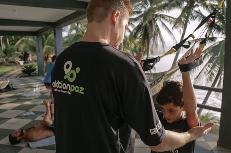 Rafael Krentz, Adriano de Souza e atletas da nova geração durante surf trip em El Salvador, 2017