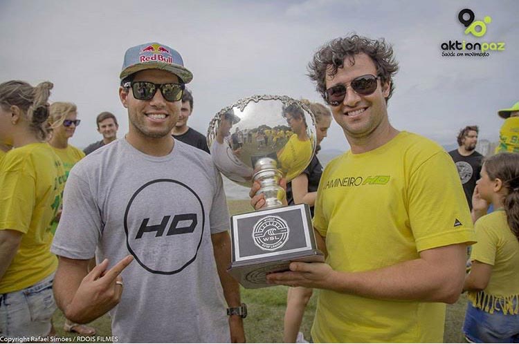 Adriano de Souza e Alison Paz na chegada do atleta à Florianópolis, após a conquista do título mundial WSL 2015