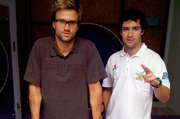 Alison Paz e Kauli Seadi em 2008, durante processo pós-operatório de tornozelo esquerdo em Florianópolis, Brasil