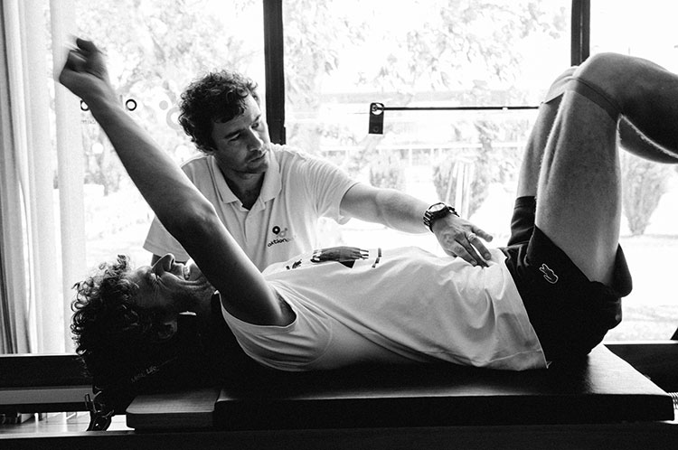 Alison Paz e Gustavo Kuerten durante tratamento na Sede da Aktion Paz em Florianópolis, 2018, Brasil