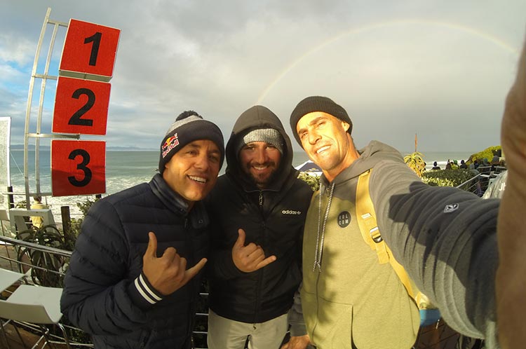 Adriano de Souza, Alison Paz e Leandro Dora durante o 2016 WSL J-Bay Open, África do Sul