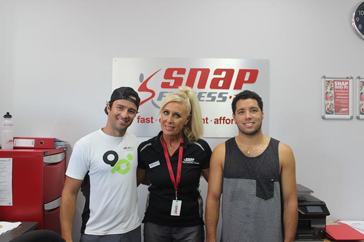 Alison Paz, Adriano de Souza e Educadora Física em treinamentos na academia Snap Fitness durante o 2016 Quiksilver Pro em Snapper Rocks, Gold Coast, Austrália