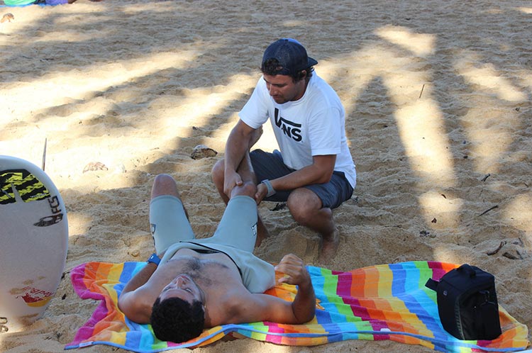 Alison Paz e Adriano de Souza em atendimento durante o 2013 ASP Pipeline Masters, Havaí