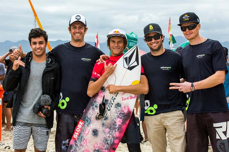 Equipe com o atleta Aktion Paz Mateus Herdy, Campeão do RDS Pro Junior Guarda do Embaú 2015