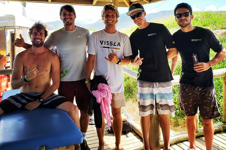 Atletas Raphael Becker e Niccolas Padaratz, com os profissionais Luiz Felipe, Marco Cabral e Rafael Krentz, na Etapa Floripa Surf Pro Joaquina 2019