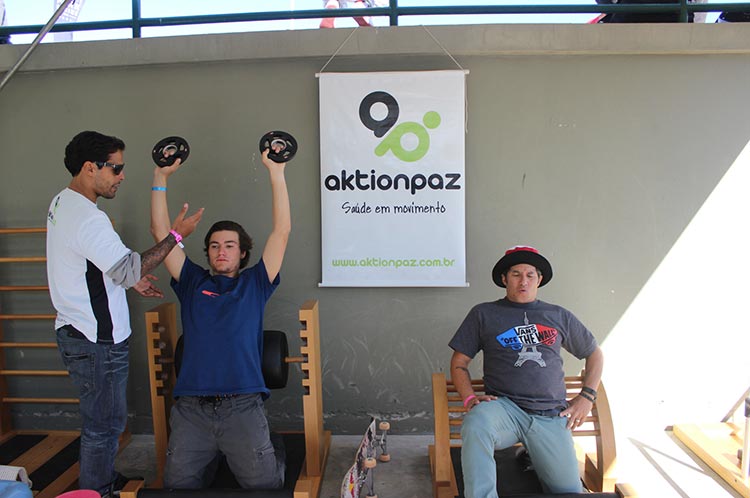 Thiago Abrahim em treinamento com Alex Sorgente e Christian Hosoi durante o 2014 Vans Park Series, Brasil